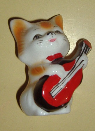 Gatito de cerámica con guitarra