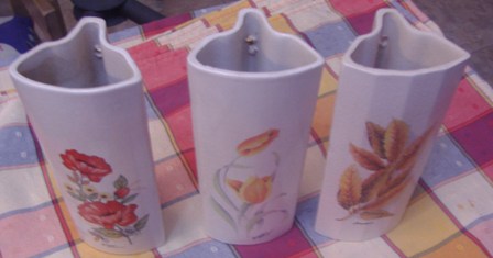 Tres piezas de cerámica, Motivos florales
