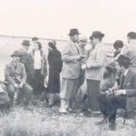 Fotografía Francisco Franco Bahamonde con un grupo. En el Campo.