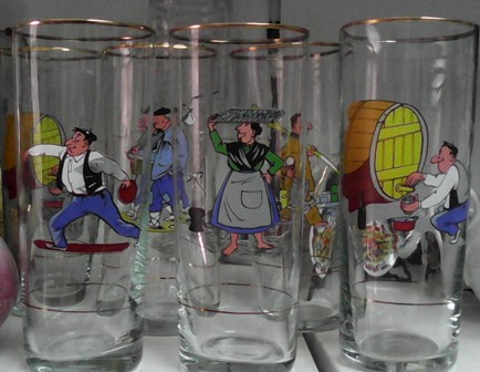 seis vasos con personajes