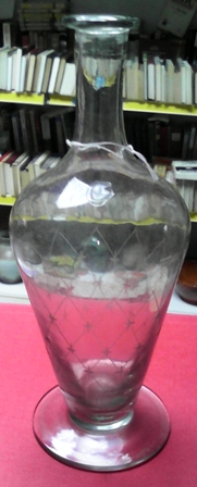 Antigua botella de cristal tallada