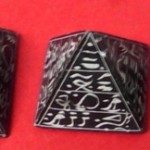 Tres pirámides con inscripciones