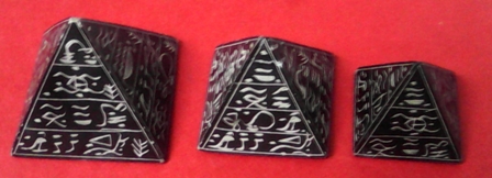 Tres pirámides con inscripciones
