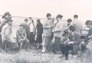 Fotografía Francisco Franco Bahamonde con un grupo. En el Campo.